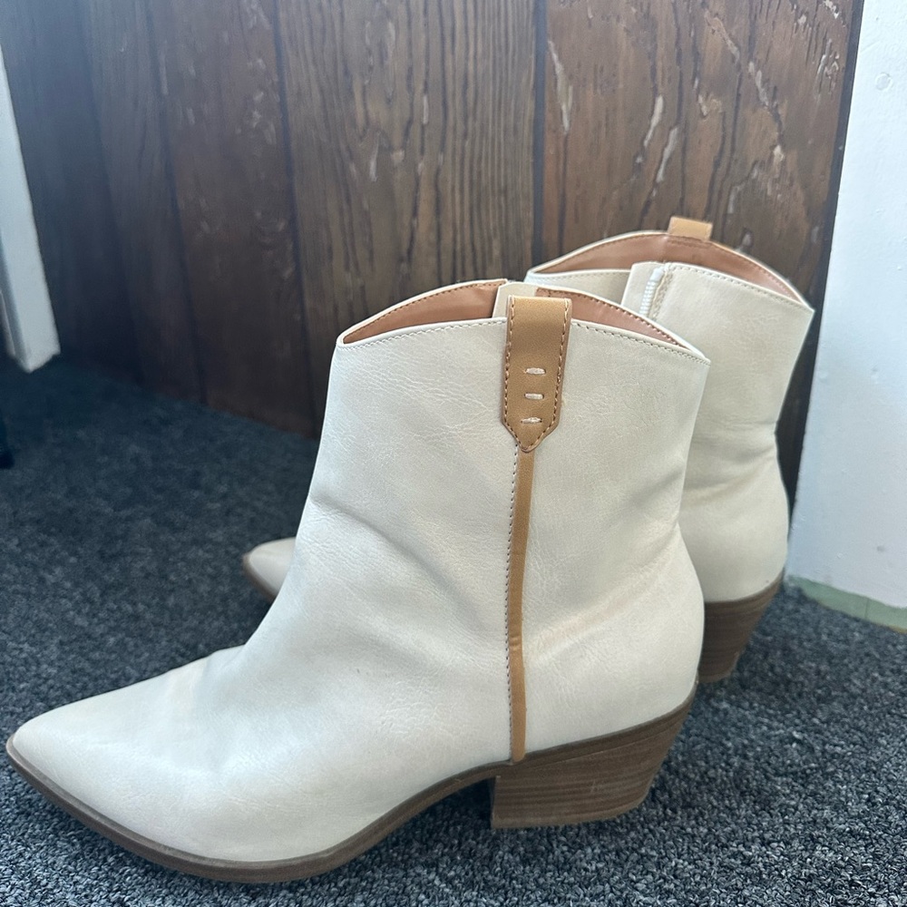 Universal Thread Cream Tan Ankle Booties